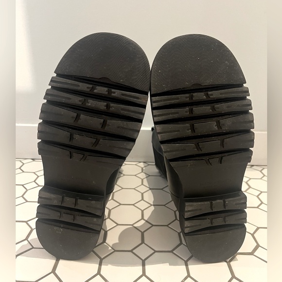 Bottega Veneta Lug Sole Chelsea Boot - Picture 11 of 12